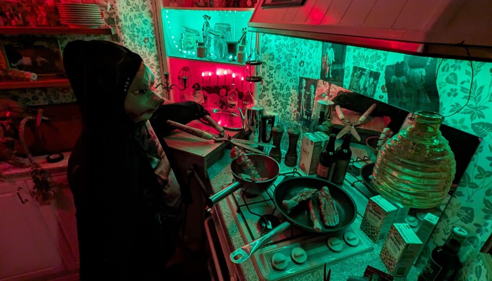 Rysligt. Rysliga skrämmande figurer hittar man under hela oktober på kaféet Under Stora Eken.