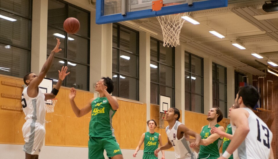 Nyckelfigur. Daniel Tshikupe (längst till vänster) var en rese i försvarsspelet och en viktig kugge när Aros Basket tog tredje raka segern i Basketettan.