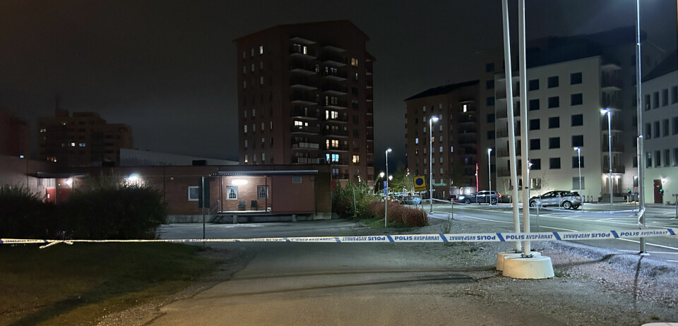 Polisen hade vid 23-tiden på tisdagen spärrat av ett område bakom den gamla centrumfastigheten på Bäckby.
