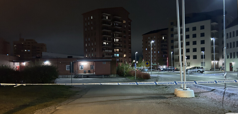 Polisen hade vid 23-tiden på tisdagen spärrat av ett område bakom den gamla centrumfastigheten på Bäckby.