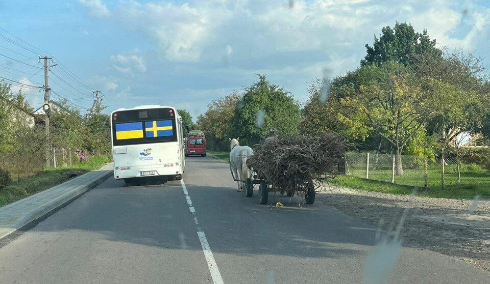 Tvära kontraster när bussen från Västerås kör om ett ett ekipage med häst och vagn.