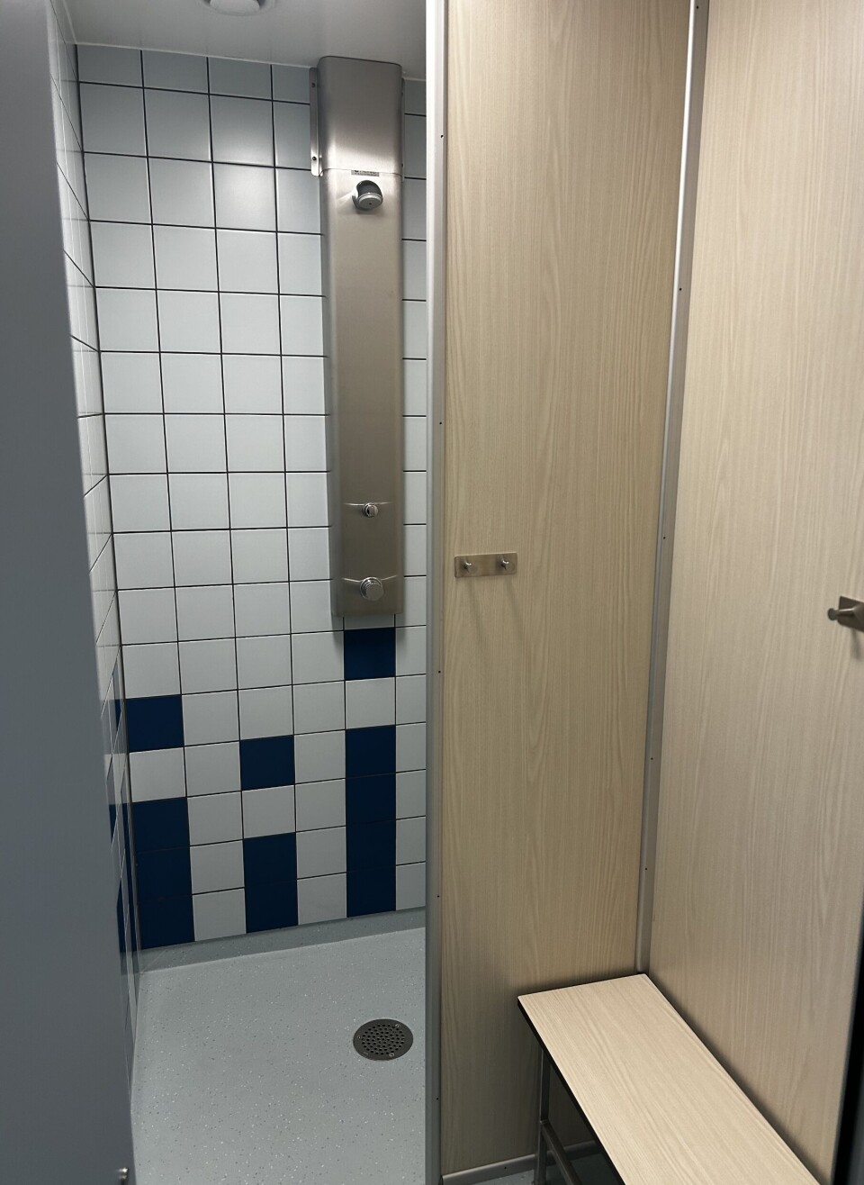 Egen dusch och plats för ombyte i varje bås.