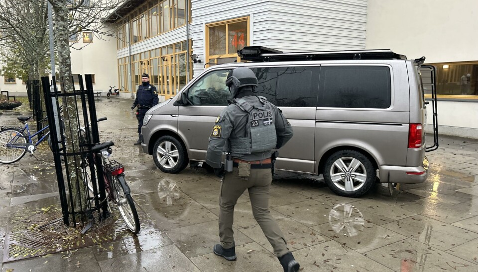 Den regionala insatsstyrkan var på plats vid skolbyggnaden.