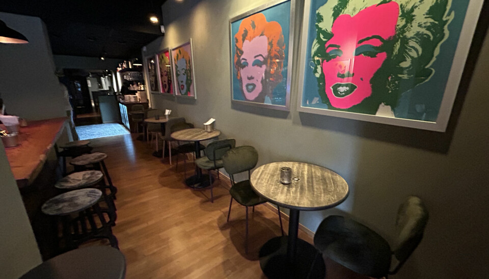 Tavlor med Marilyn Monroe-motiv pryder väggarna i den första delan av restaurangen.