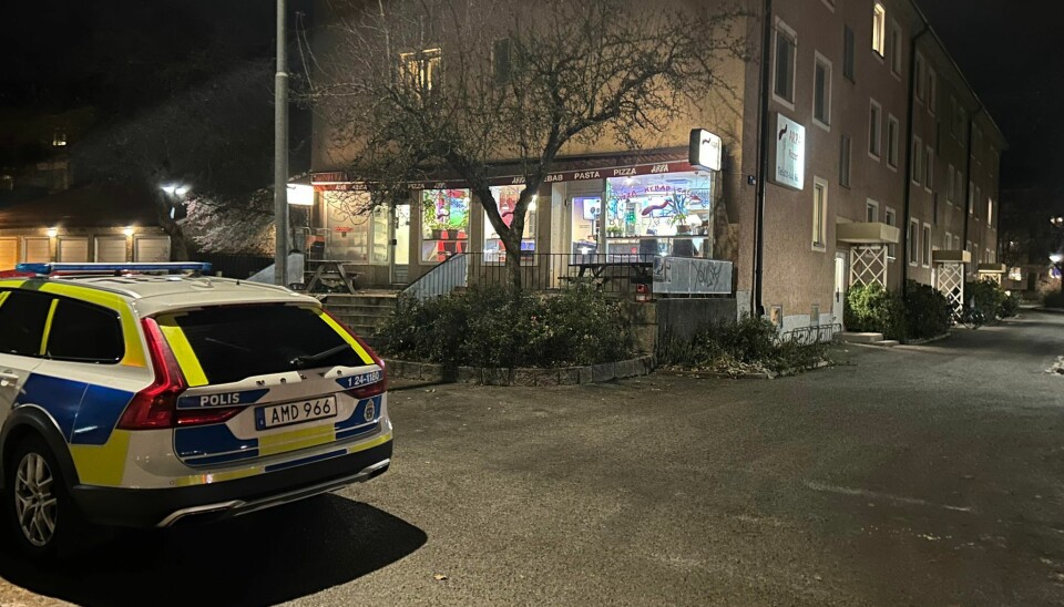 Polisen har spärrat av platsen och påbörjat utredningsarbetet. Polisen har spärrat av platsen och påbörjat utredningsarbetet.