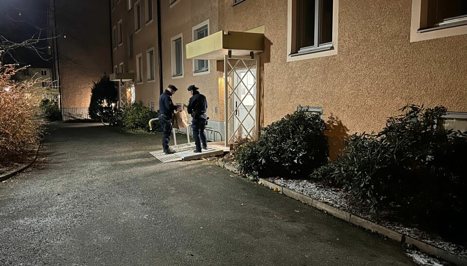 Polisen på plats utanför flerfamiljshuset på Skalberget där en man med misstänkta skottskador har påträffats. Polisen på plats utanför flerfamiljshuset på Skalberget där en man med misstänkta skottskador har påträffats.