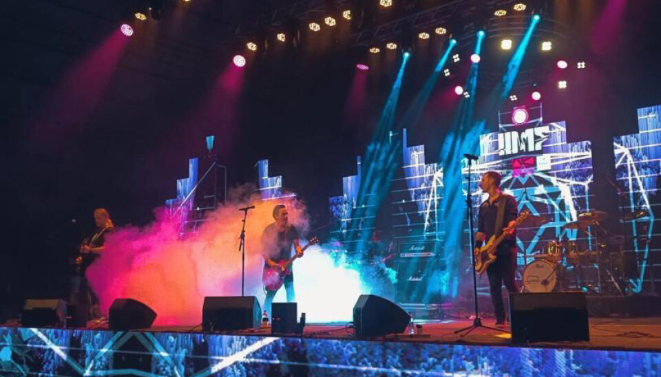 På scenen under spelningen på IIMF-festivalen.