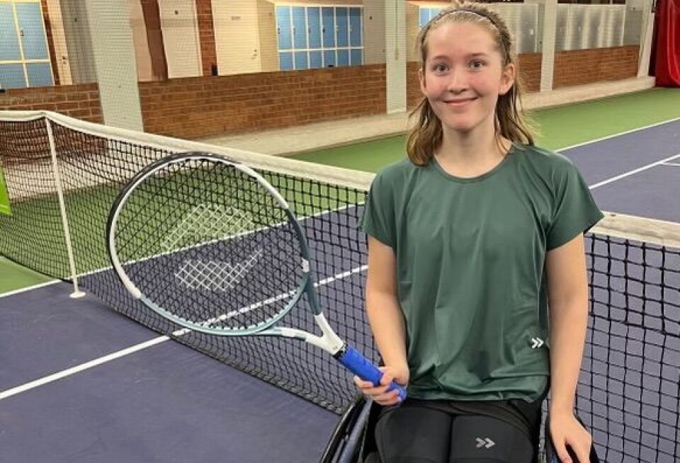 SM PÅ (H)EMMABANOR. Västerås Tennisklubb arrangerar paratennis-SM. I rullstolsklassen är 15-åriga Emma Gjerseth ett stort hemmahop..