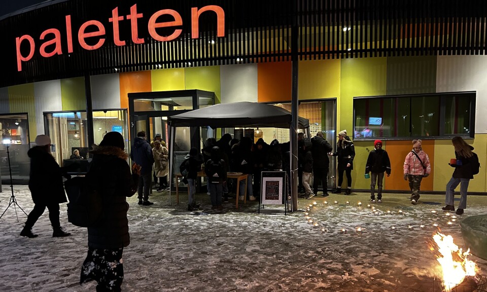 Samlingspunkt. Människor i alla åldrar samlades utanför Paletten.
