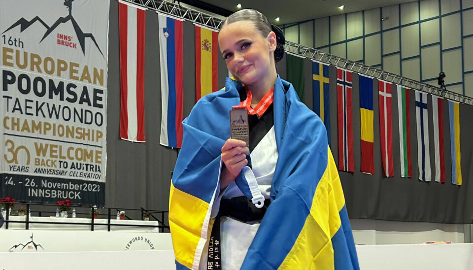 Alicia Brännback inlindad i svenska flaggan efter EM-succén.