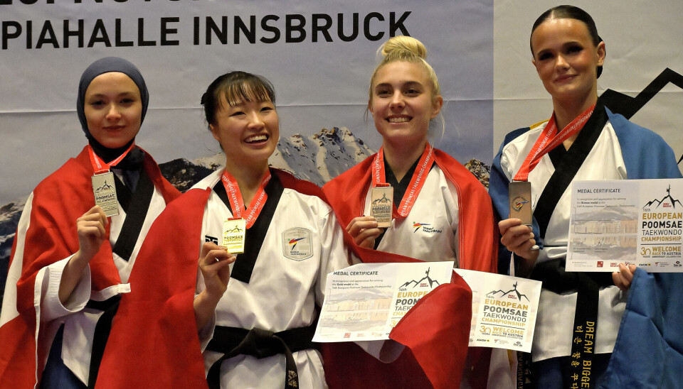 Bronstjejen Alicia Brännback på podiet efter Europamästerskapet. Näst längst till vänster världsettan och Europamästaren Eva Sandersen som blev för tuff i semfinalen.