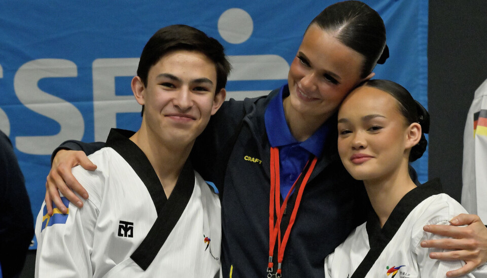 Alicia Brännback med sina adepter Mille Bergh, Ellen Eckerström som båda tog medalj.