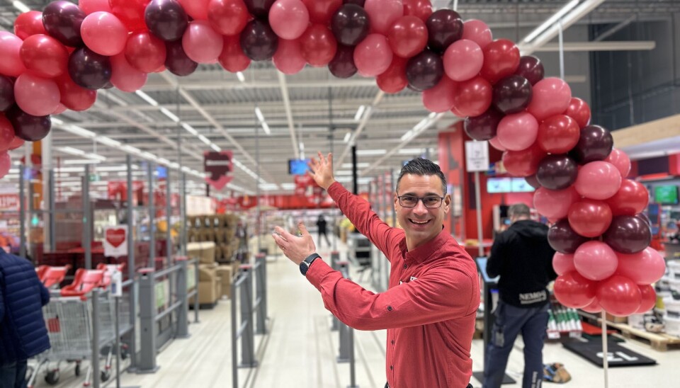 Välkomna tillbaka. Inför öppningen var butikschefen Tony Juhlin mycket förväntansfull och glad.