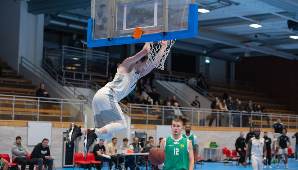 A(e)ros har lyft mot toppen. Oskar Ekh har varit glödhet under hösten och toppar poängligan i både Basketettan Norra och Södra