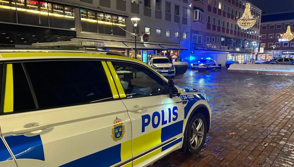 Polisen på plats på Sigmatorget efter skjutningen inne på Pitchers under juldagskvällen.