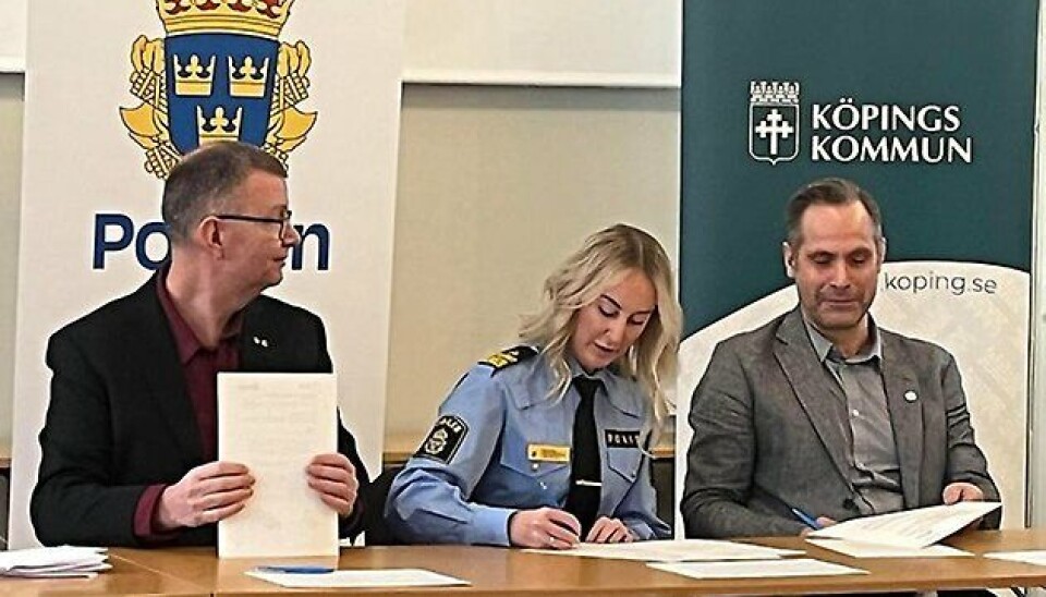 Överens. Per Ågren (S), kommunstyrelsens ordförande, Maria Bäck, lokalpolisområdeschefen i Västra Mälardalen och David Schanzer-Larsen, kommunchef skriver under nya medborgarlöften för 2024.