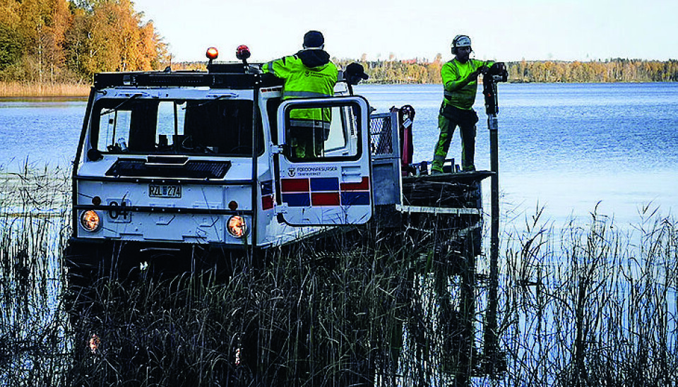Fordonsförare från Bilkåren hjälper Jordbruksverket och Länsstyrelsen att bygga staket för att begränsa spridningen av svinpest i Västmanland.