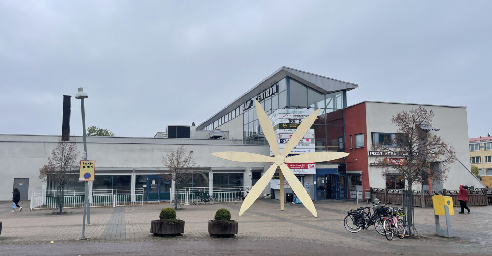 Västerås stad köper centrumbyggnaden på Råby centrum.