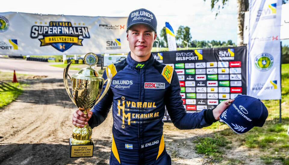 Augusti 2020. Martin Enlund med pokalen efter sin första pallplats i RallyX Nordic i Arvika i klassen Supercar lites.