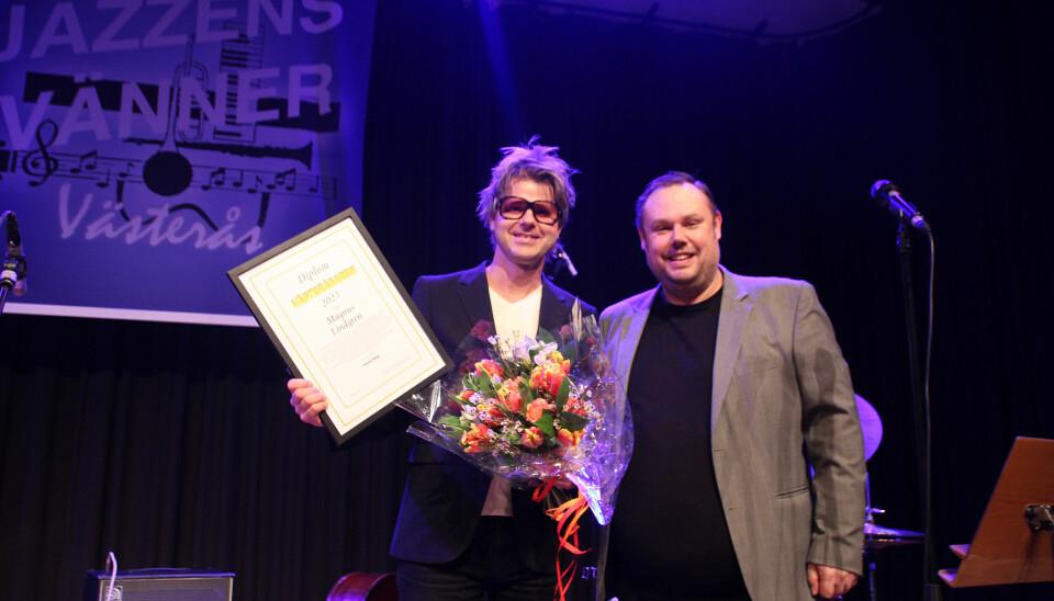 Magnus Lindgren fick ta emot diplom och blommor av Västerås Tidnings chefredaktör Jonas Edberg.