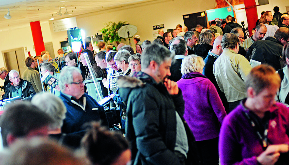 Folkvimmel från ett tidigare års Naturfotodag, där antalet besökare brukar vara mellan 1200 och 1500 personer.