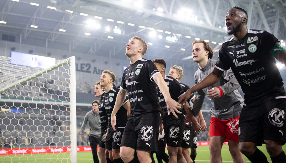 VSK-spelarna firar segern med fansen.