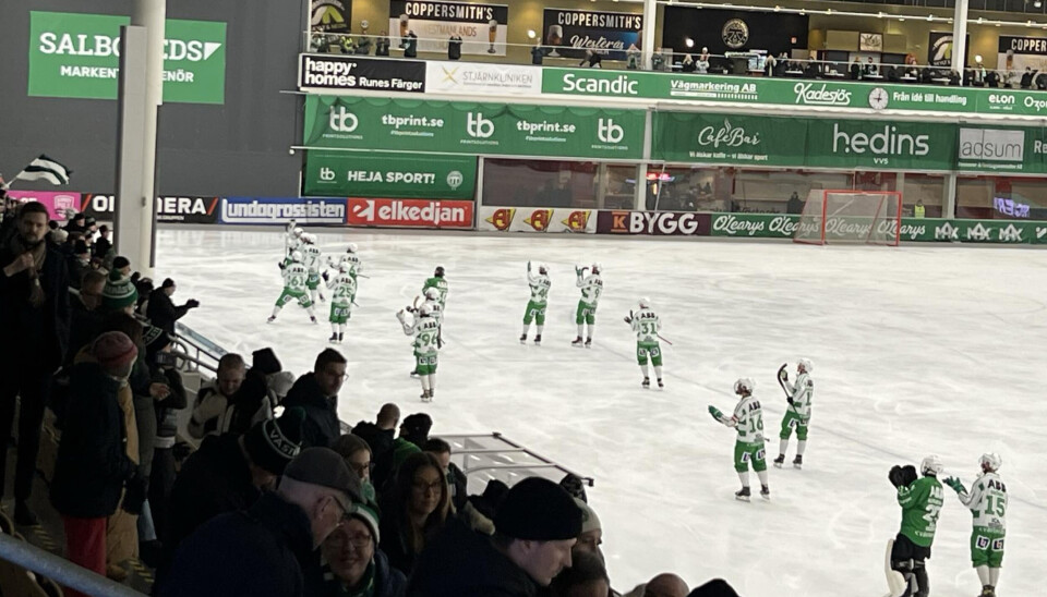 VSK-spelarna tackar den månghövdade publiken efter storsegern i den första SM-kvartsfinalen.