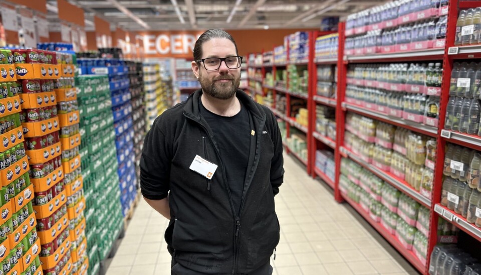 Butikschefen Johan Olsson bland välfyllda hyllor inför invigningen den 29 februari.
