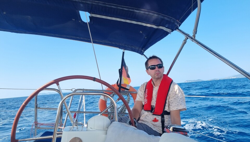 Pappa Niklas på båten vid ett tidigare tillfälle.