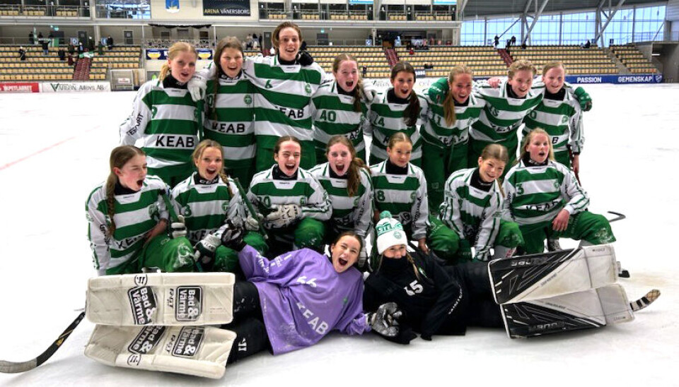Finaljubel. VSK:s F17-lag är klart för SM-final på hemmaplan kommande fredag efter semifinalseger mot Vänersborg. Här jublar laget efter säkrad finalplats på lördagen.