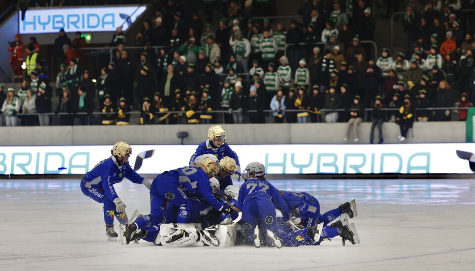 Guldhög av Villa-spelare när segern var klar.