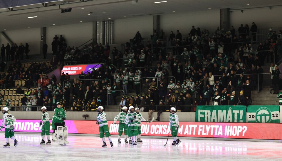 VSK-spelarna tackade klacken efter matchen.