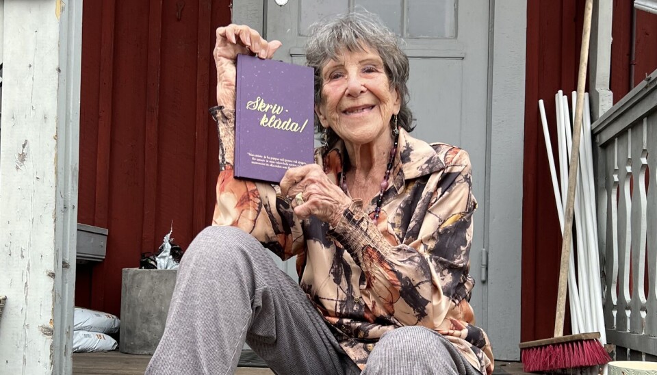 Bokdebuterar som 84-åring. ”Det var inte jag som kom på att mina texter skulle bli en bok”, skrattar hon.