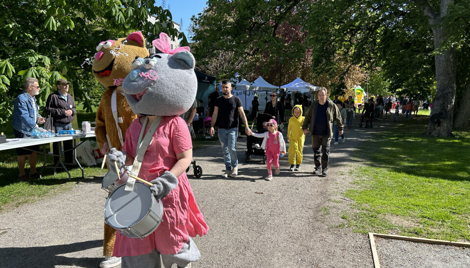 Tasse och Kattiz välkomnar alla barn till Västerås city.