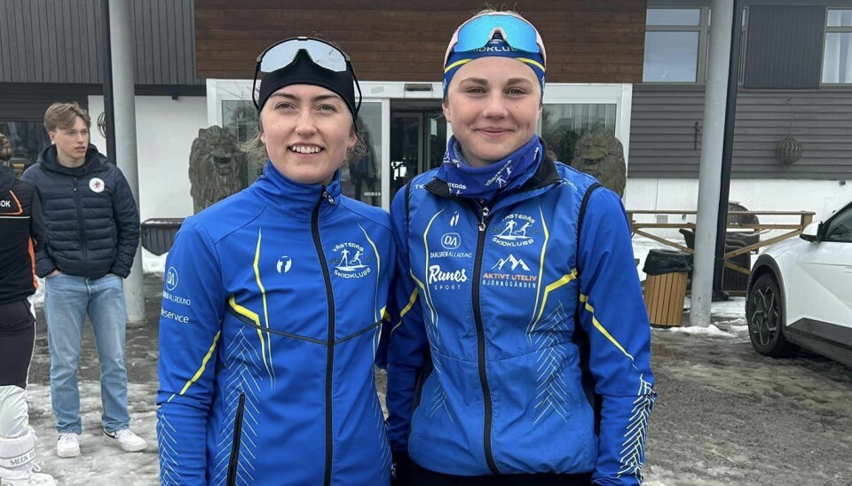 Strålande säsongsavslutning. Johanna Holmberg med klubbkompisen Elsa Martinsson (till vänster) efter att båda kommit topp 6 i säsongsavslutningen.