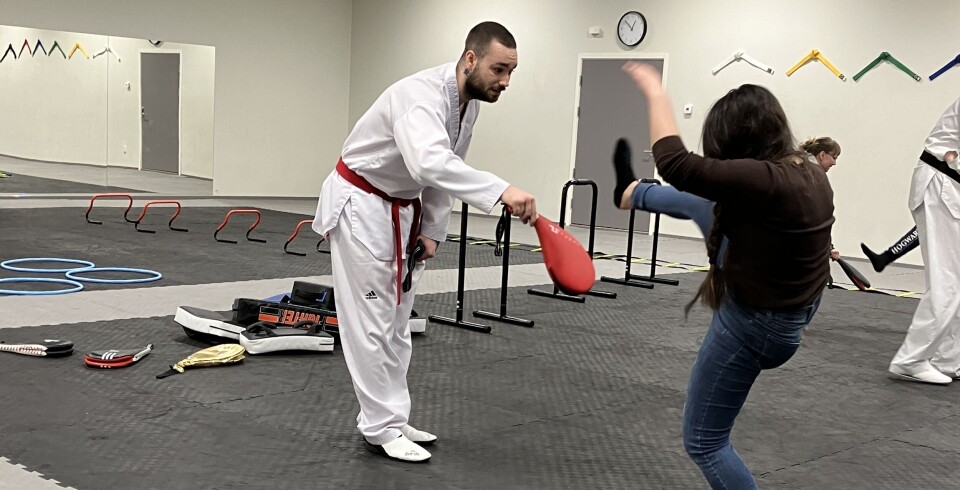 Zainab från Håkantorpsskolan satsade ordentligt när klassen fick prova på Taekwondo.