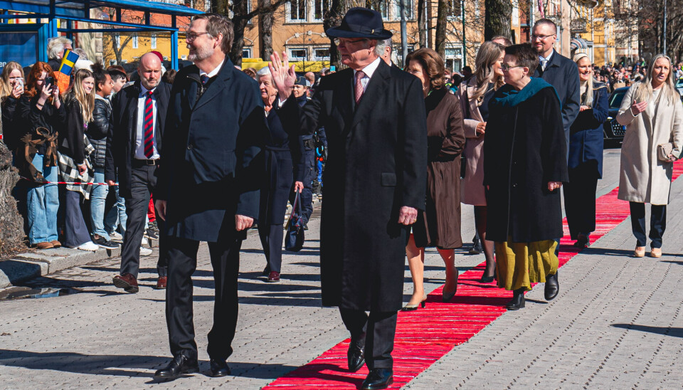 Röda mattan utrullad för kungen och drottningen.