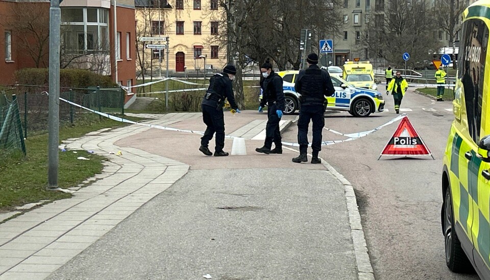 Polisens tekniker arbetar på platsen.