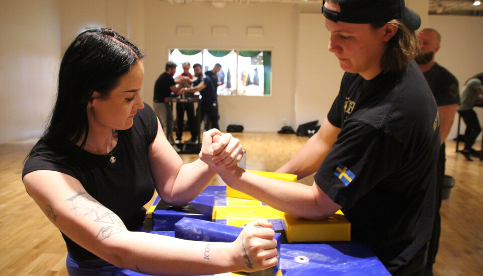 Emelie Lindroth är med att lär ut lite tips och trix till medlemmarna (här Dante) i nystartade Västerås Armsport i centrala Västerås. ”Jag brinner verkligen för att lära ut”, säger EM-resenären.