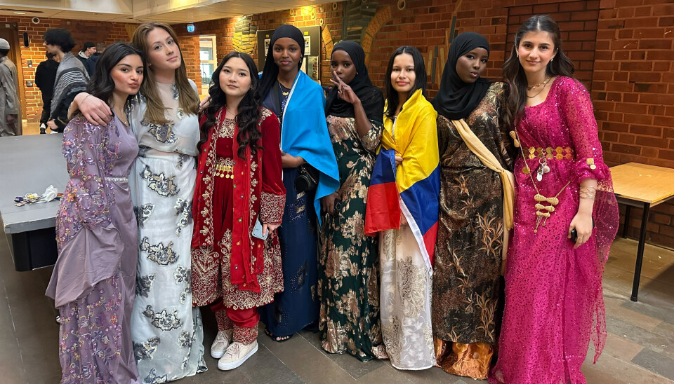 Flera av eleverna var uppklädda i traditionella kläder från sina respektive länder.