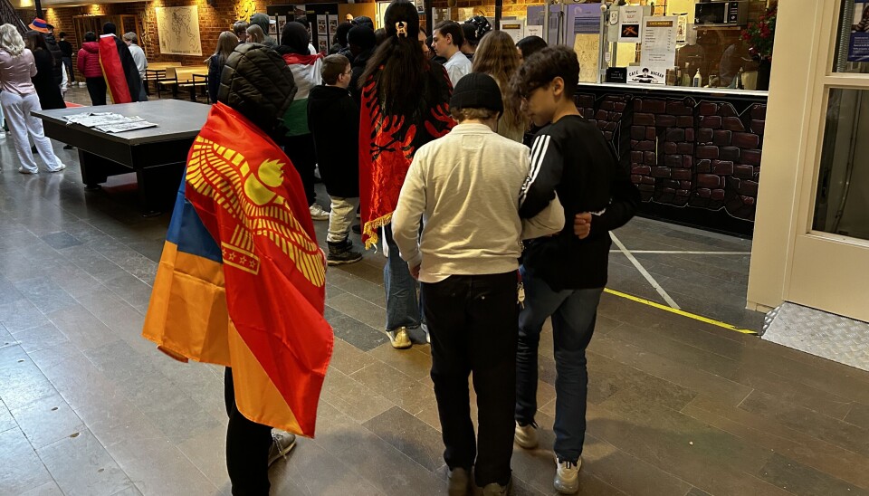 Spontandans i kön till kiosken.