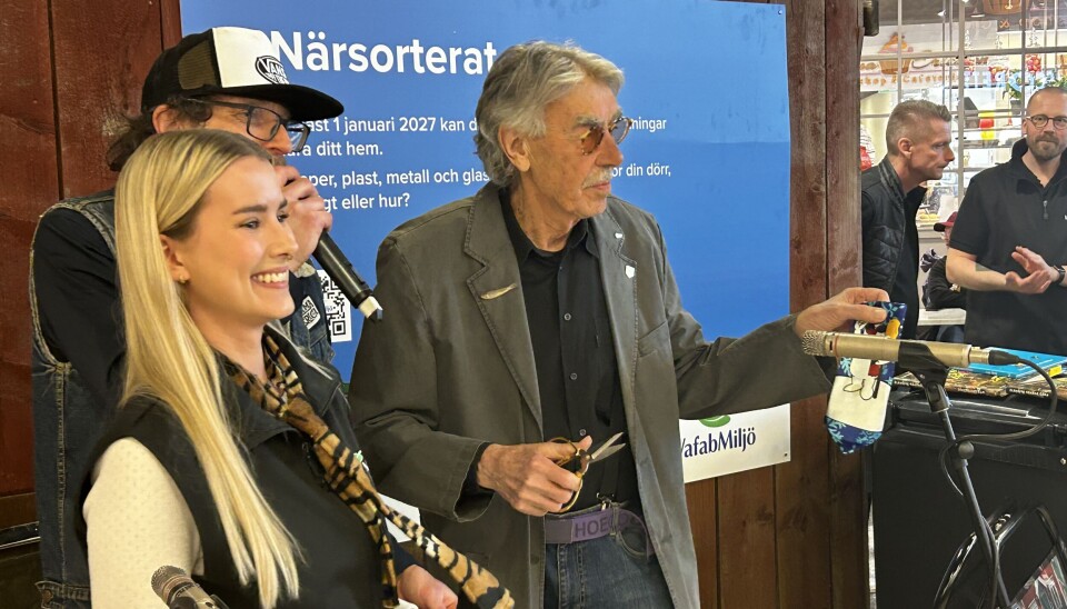 Utställningen invigdes med en lite annorlunda bandklippning, nämligen en slips.