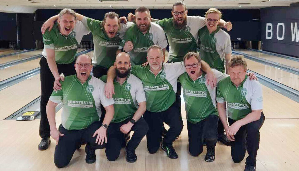 Elitseriejubel. Här är VSK-laget som säkrade elitserieplatsen i helgen, bakre raden från vänster: Per Jansson, Mikael Christiansen, Dennis Brantestig, Martin Vasell och Eric Nordström.
Främre raden från vänster: Tommy Sarlin, Robert Tillenius, Stefan Dew, Johan Brunsberg och Stefan Yngström.