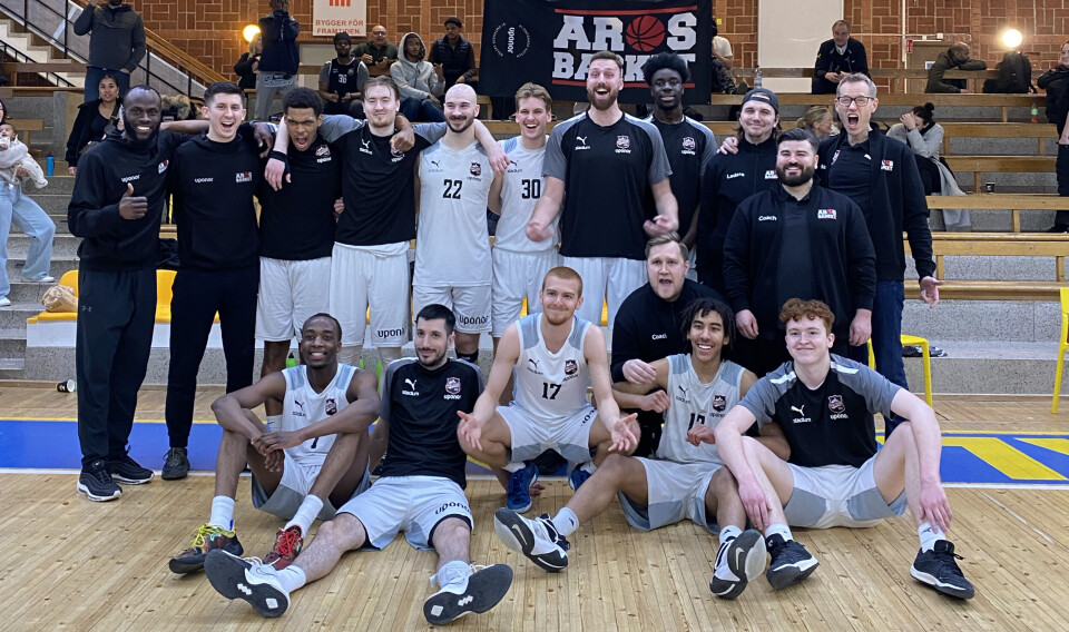 Klara för superettan. Aros Basket efter sista seriematchen, nu har beskedet äntligen kommit att det blir avancemang till landets näst högsta serie.
