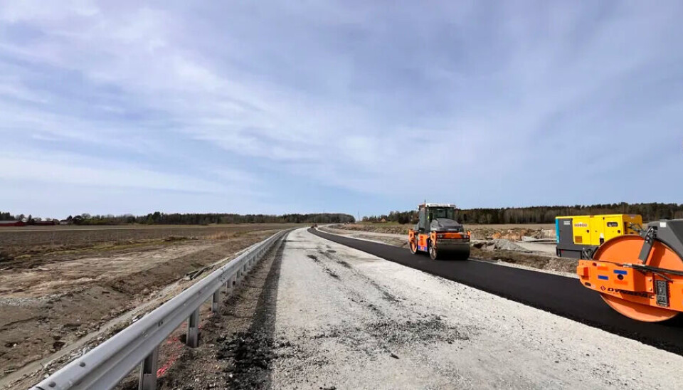 Raka vägen mot nytt slutdatum. Cirka 2 200 ton asfalt har lagts på den nya motorvägen som nu kan bli klar tidigare än beräknat.