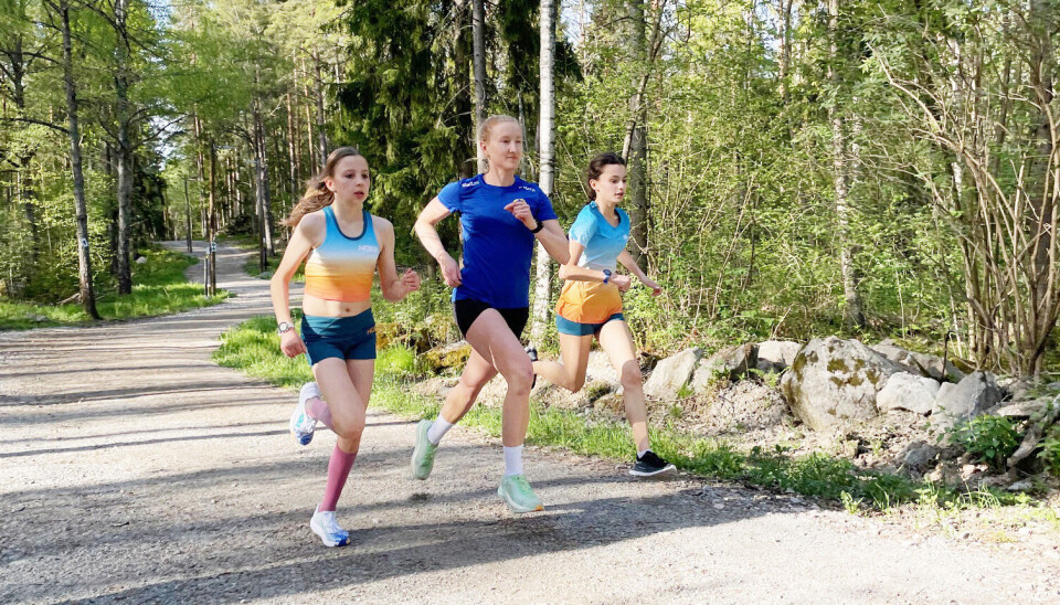 Hemmalöpare med fart. Västerås FK:s löpartalanger och träningskompisar Embla Allard, Edith Blomqvist och Leira Sandvall laddar för Vårruset.