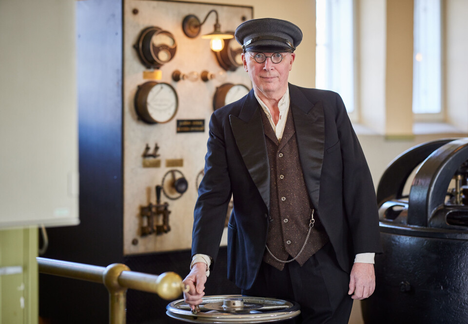 Kenta Nerén tar emot i tidstypisk klädsel från 1890-talet.