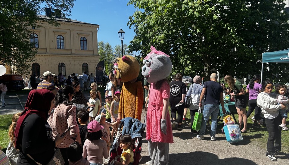 Tasse och Kattiz minglade på festivalområdet och hälsade glatt på alla barn.