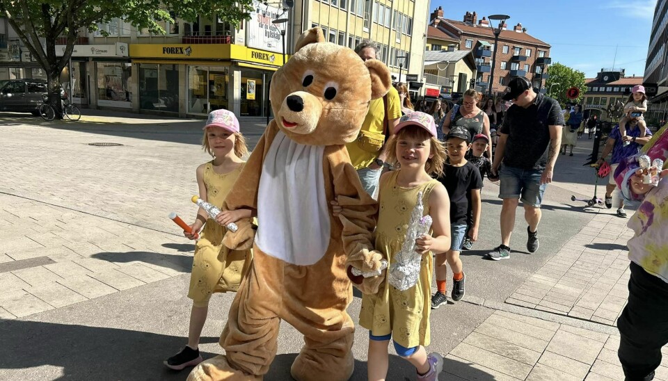 Flera maskotar gick med i festivalens invigningsparad.