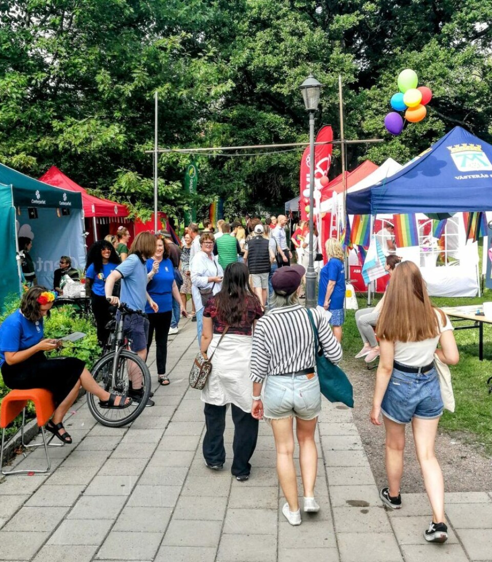 Regnbågsparken. Full aktivitet i parken under Västerås Pride.